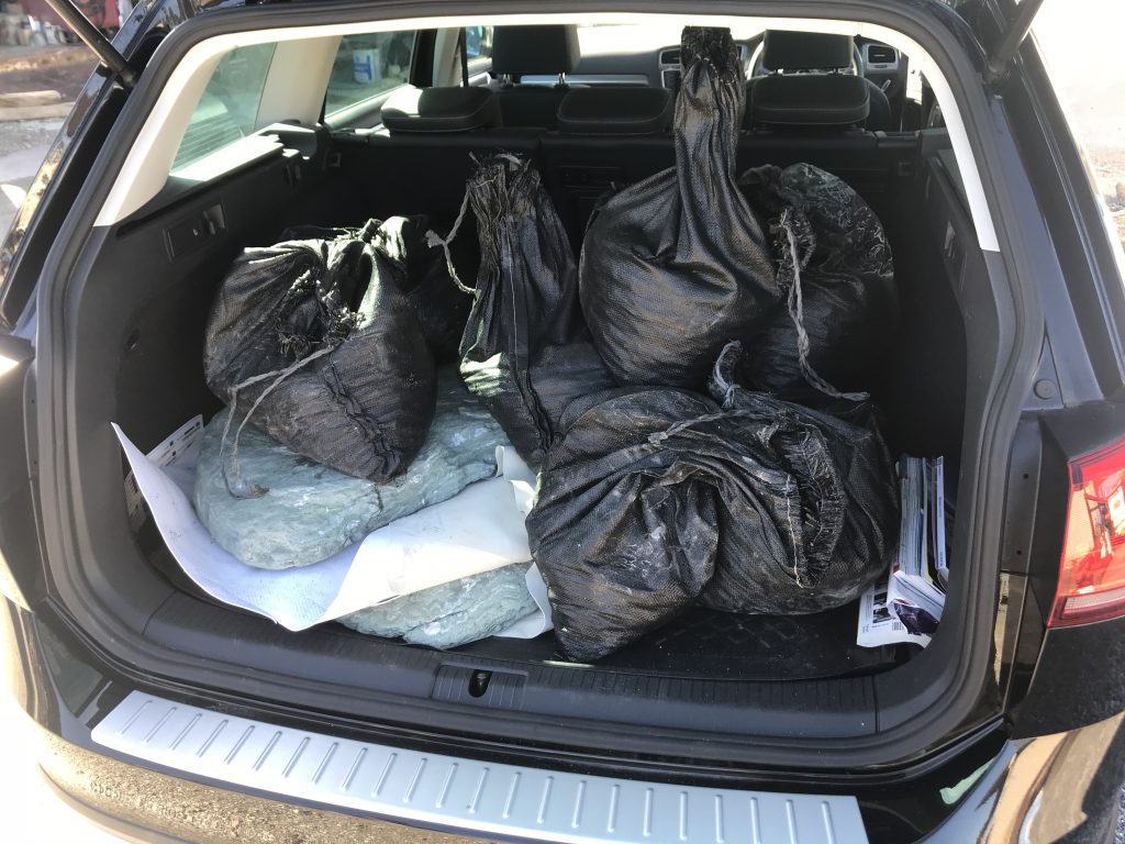 伊予青石の飛石大判のほか、白玉砂利もお買い上げ頂来ました！