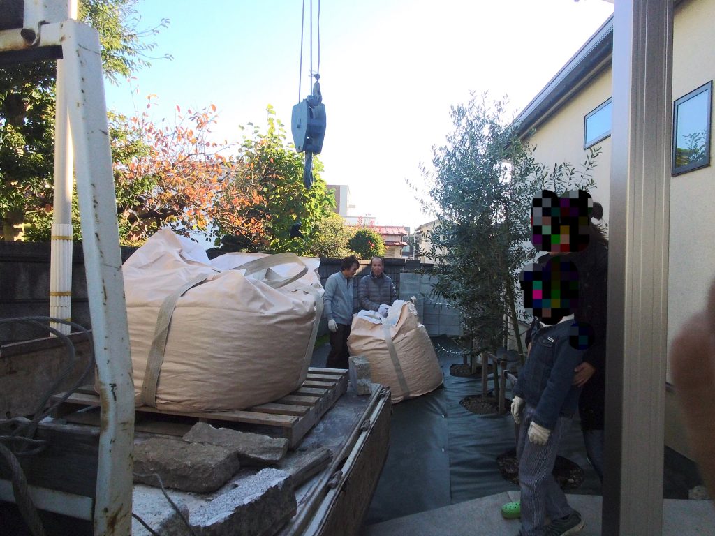 岐阜砂利の入ったフレコンを荷下ろししてる様子を楽しそうに見てるお子さん