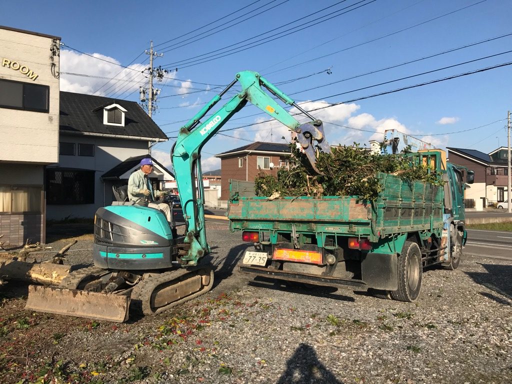 枝葉をフォークで掴み、荷台へ載せています。やっぱ機械は仕事が早いです