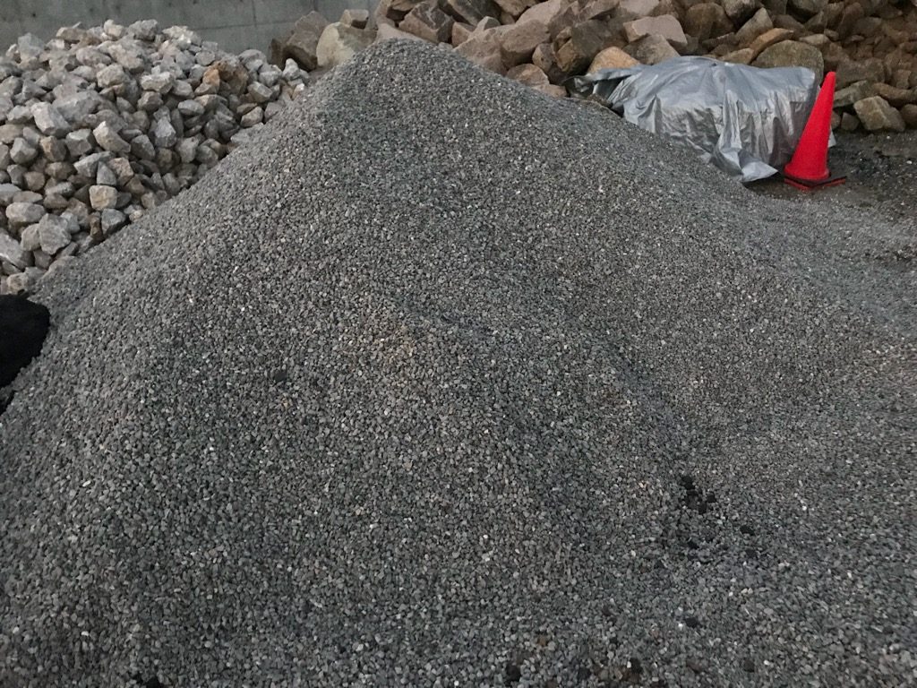 ホワイトグレー砂利、大量入荷