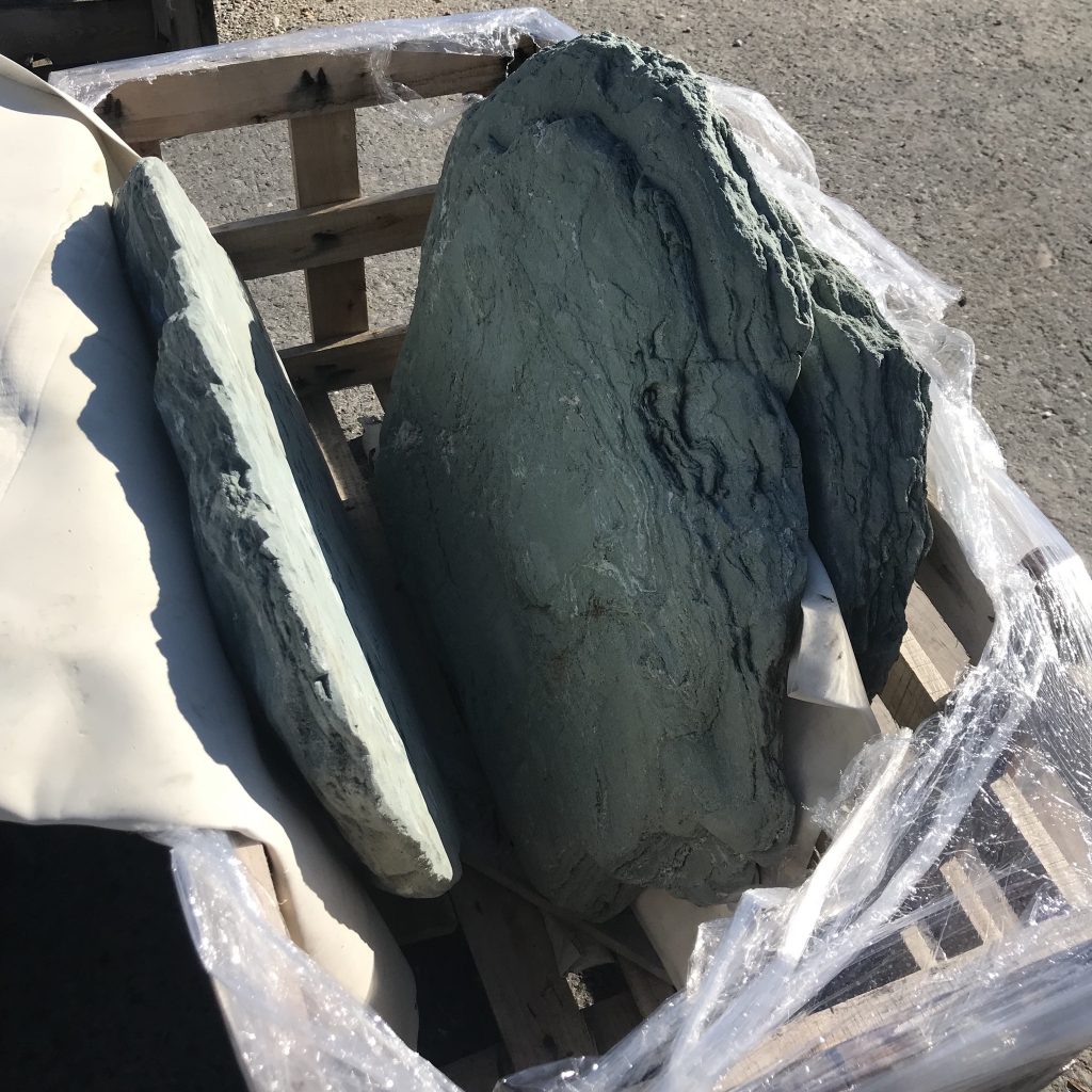 伊予青石の薄く切った飛石大判