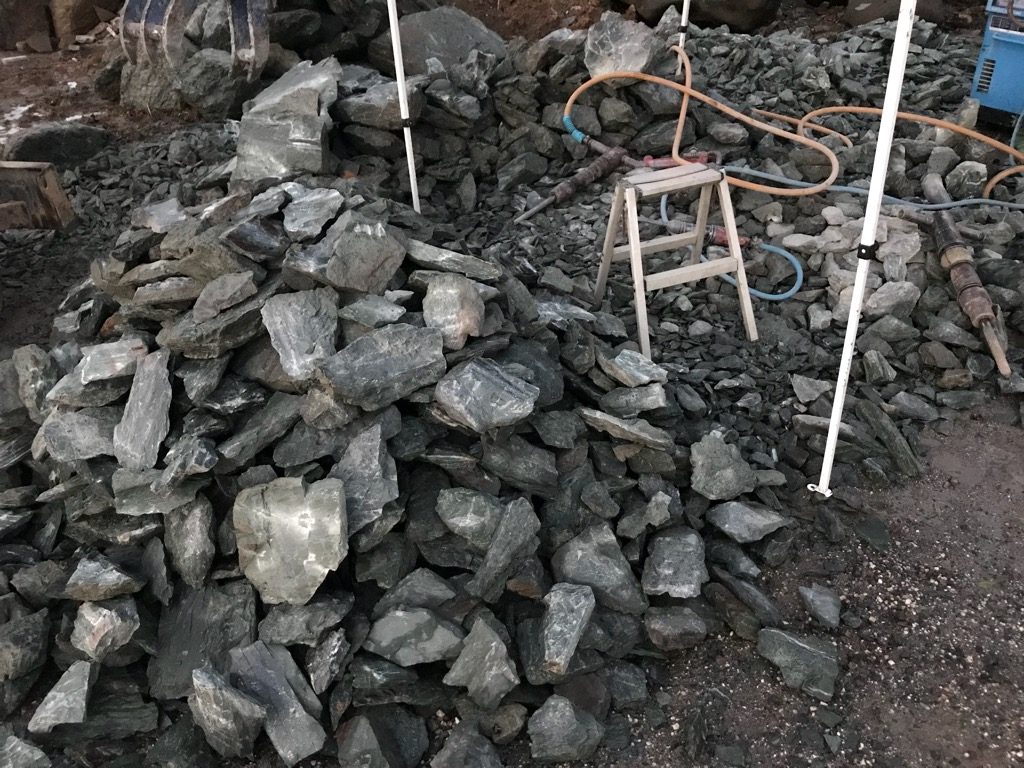 天竜石の割加工。雨の中ではしんどいですわ。