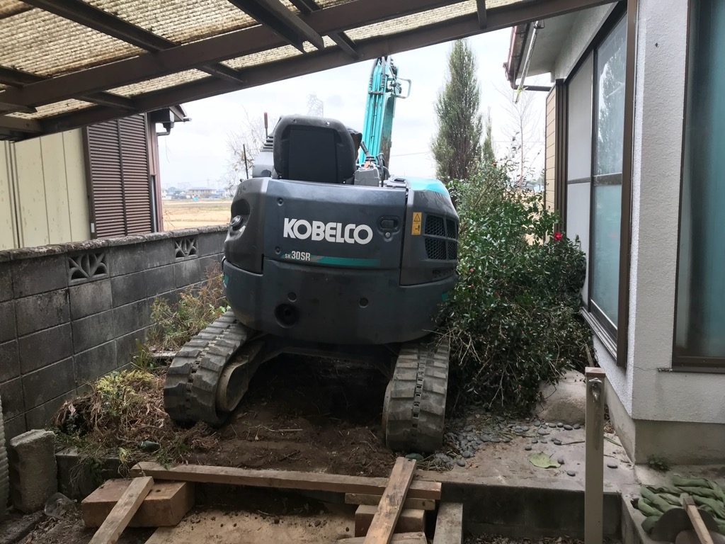 もう、ギリギリ通り抜けできた。運転席には乗って操作できませんでした