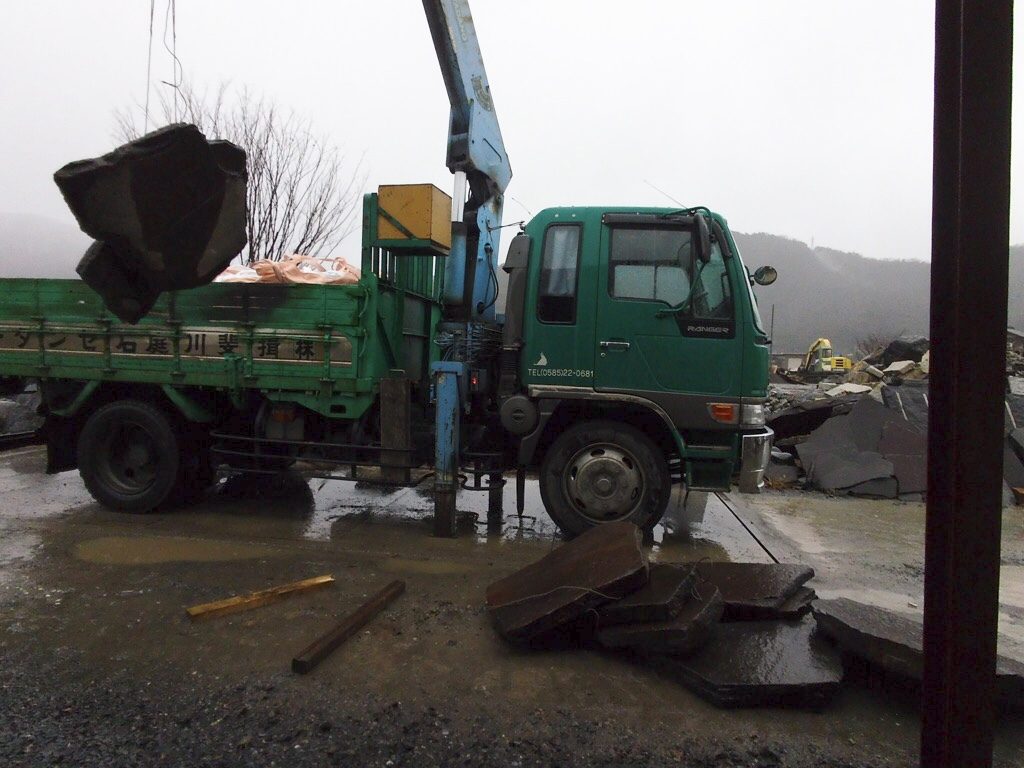 8t車にどんどん積み込んでいきます