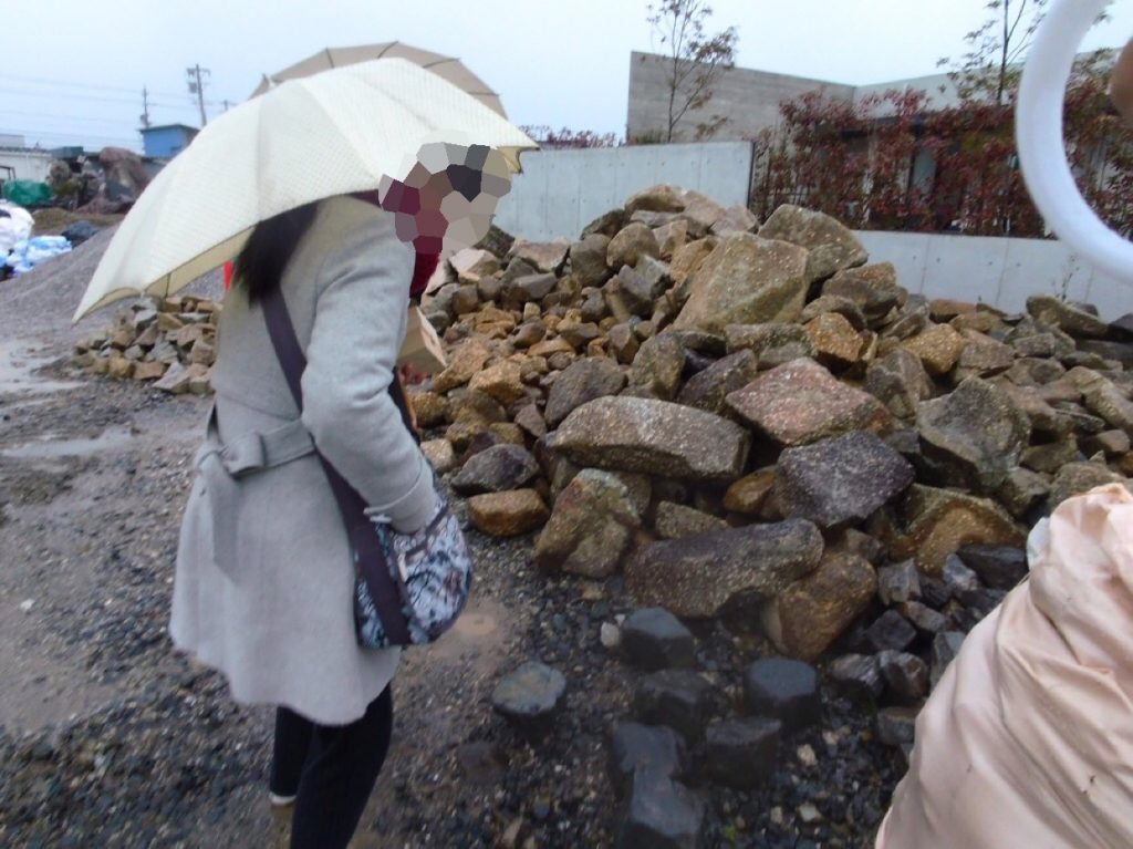 冷たい雨の降る中、いくつか候補として選んでおいた束石を選んでいます