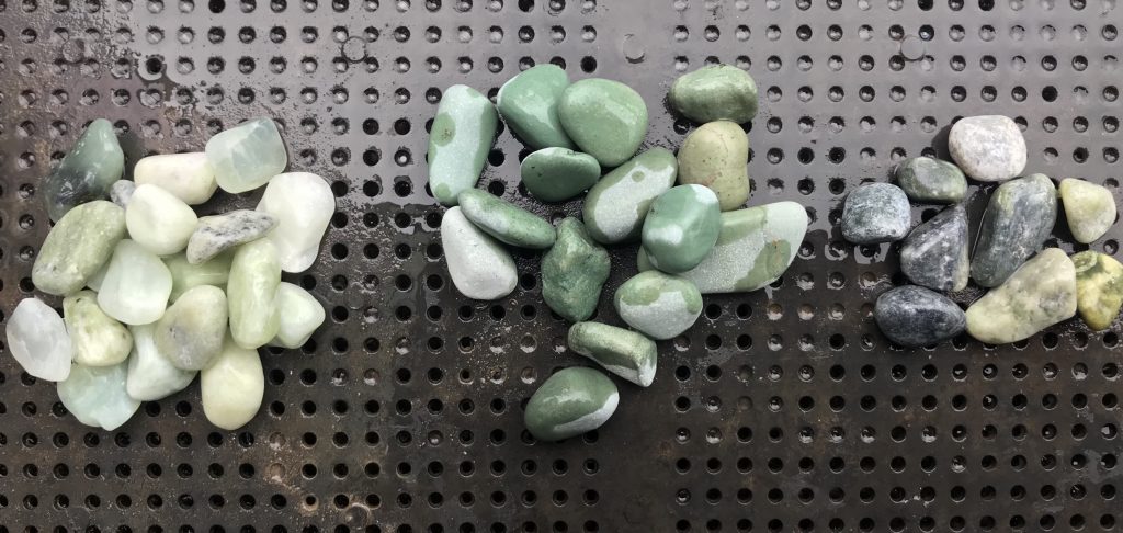 緑系の砂利。これでも高級感はありますけどね。右の砂利は青系が混じってる？