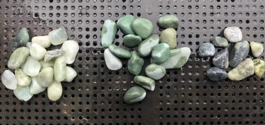 「信長居館跡にカラフルな石」って、こんな感じな砂利かな？   ー揖斐川庭石センターblogー