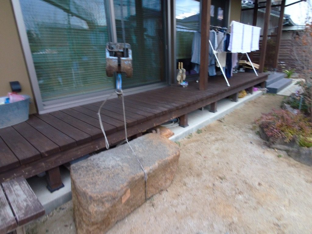 恵那石(ひるかわ御影石)の沓脱石をデッキのそばに据付ます