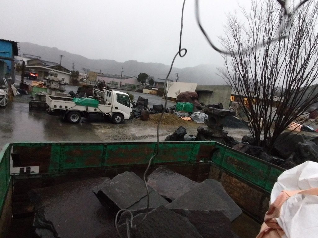 1m前後の大きさの諏訪鉄平石です。アプローチとして一番使いやすいサイズですね