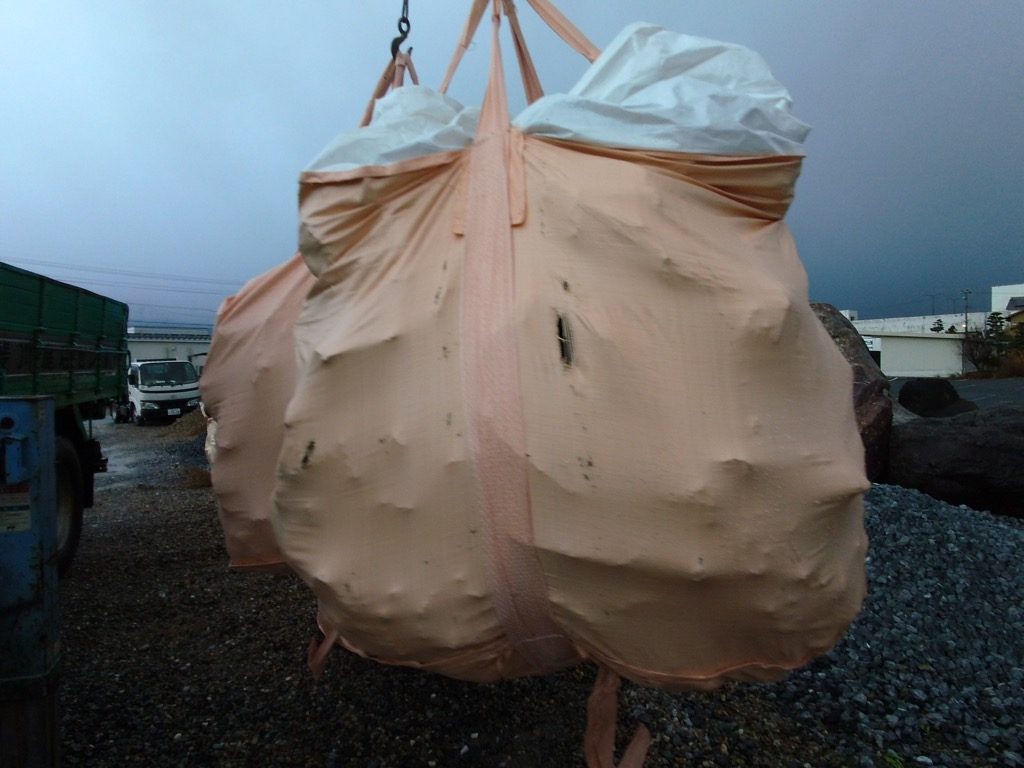 揖斐青黒割栗石をフレコンに積み込んでいます