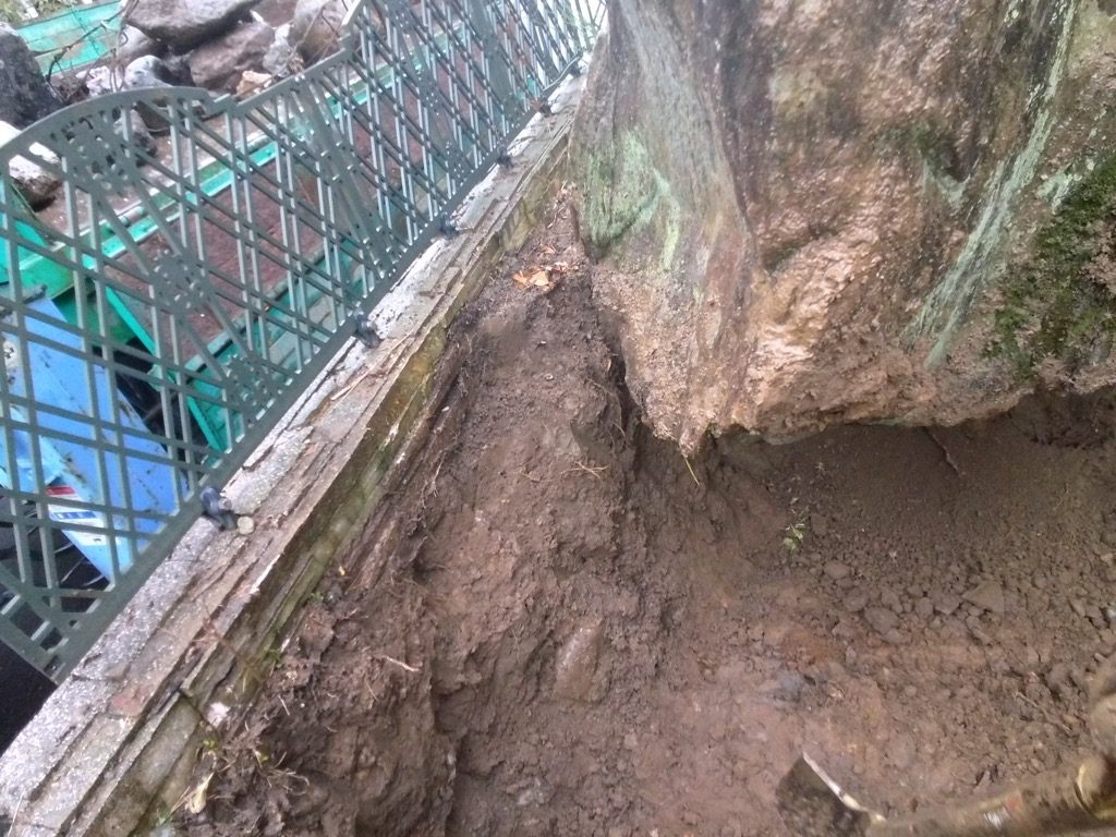 庭石の角が塀に着くように調整してます