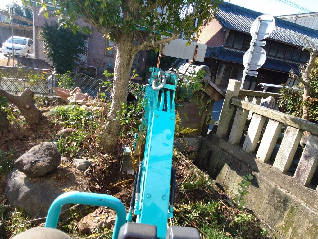 岐阜市庭解体・庭リフォーム工事 part2 ー揖斐川庭石センターblogー 6 庭石と低木と草が入り乱れ。手間かかります