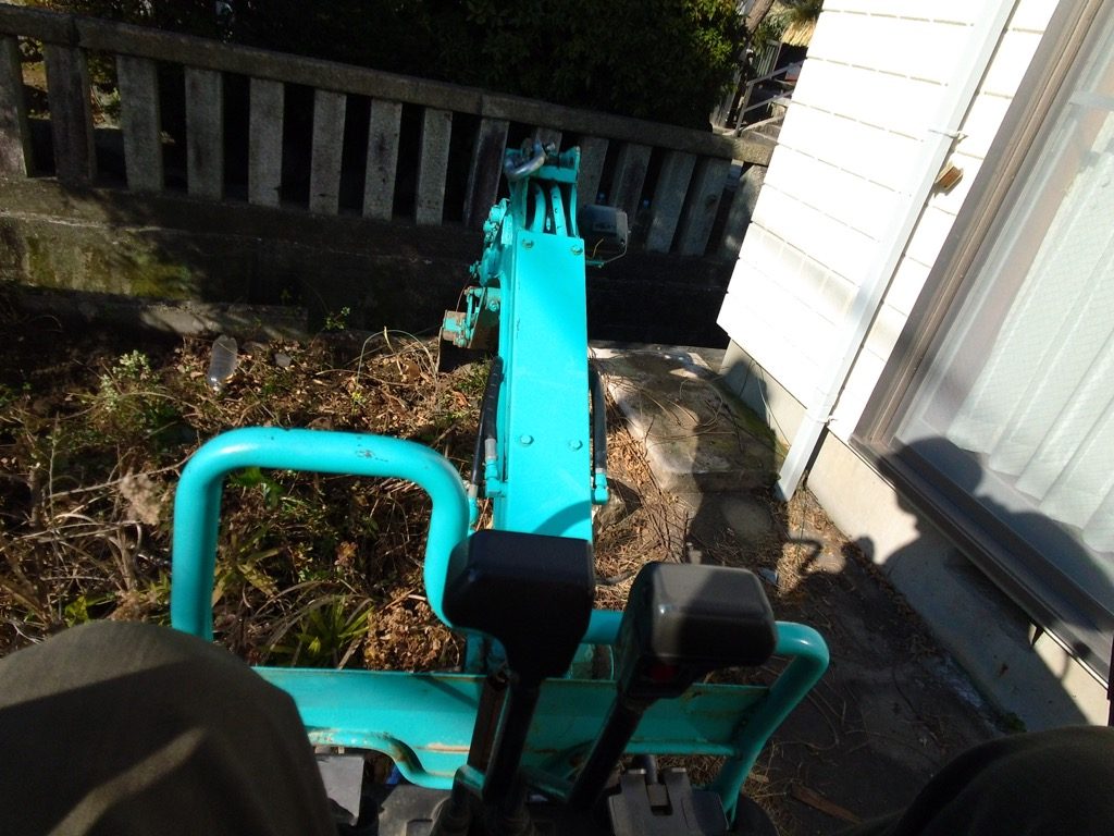 岐阜市庭解体・庭リフォーム工事 part2 ー揖斐川庭石センターblogー 3 奥の端から順番に草類を剥ぎ取っていきます