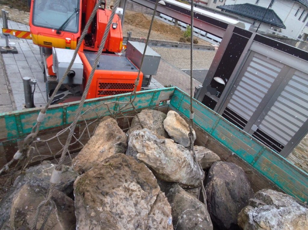 今回、使わない庭石を撤去するため、8t車に積み込みました。全部で20t以上はあったなあ