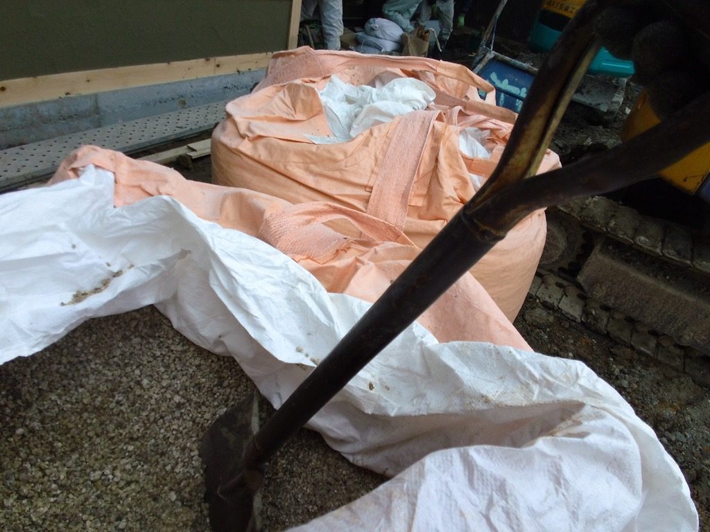 フレコンに入った白川砂利を中庭に入れていきます