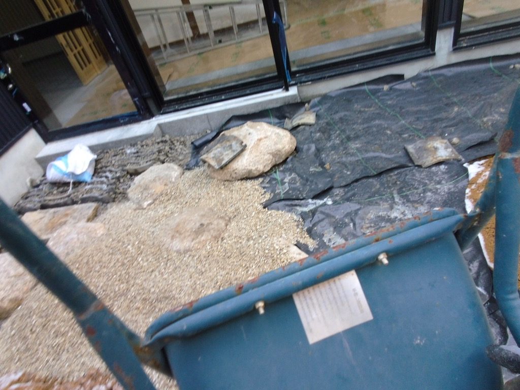 防草シートを敷いた上に白川砂利を敷いていきます