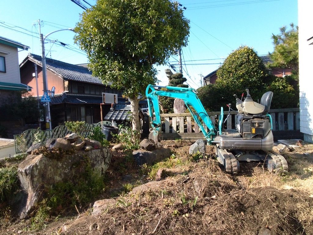 岐阜市庭解体・庭リフォーム工事 part2 ー揖斐川庭石センターblogー 7 石組みをミニユンボでどんどん壊していきます