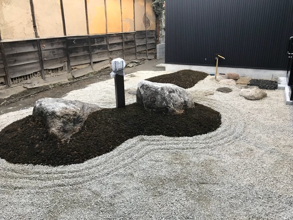 白川砂利で砂紋を描きました。