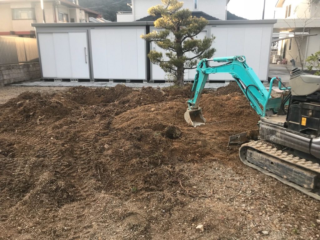 ある土で築山を作っていきます