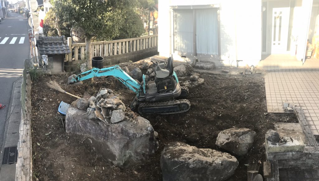 一番大きい庭石を移動させます