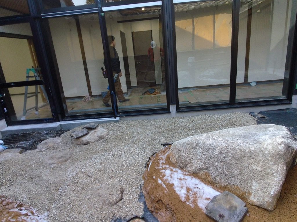 白川砂利をどんどん中庭に搬入していきます