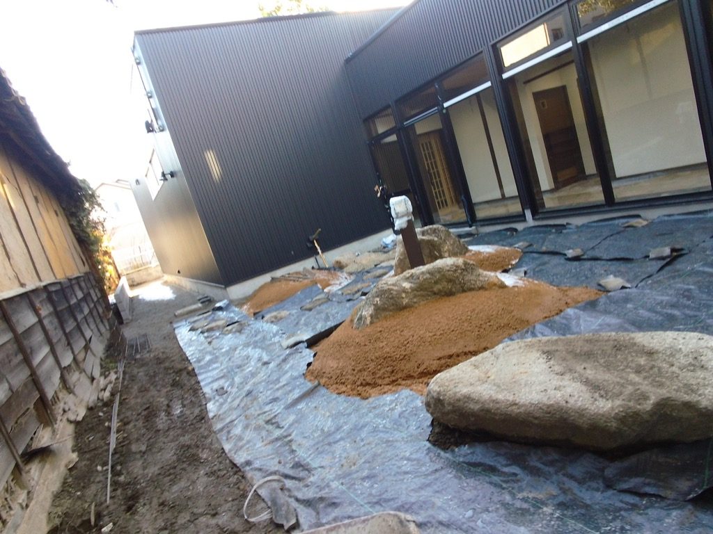 前日に景石を据えて、サバ土で築山を作っていました