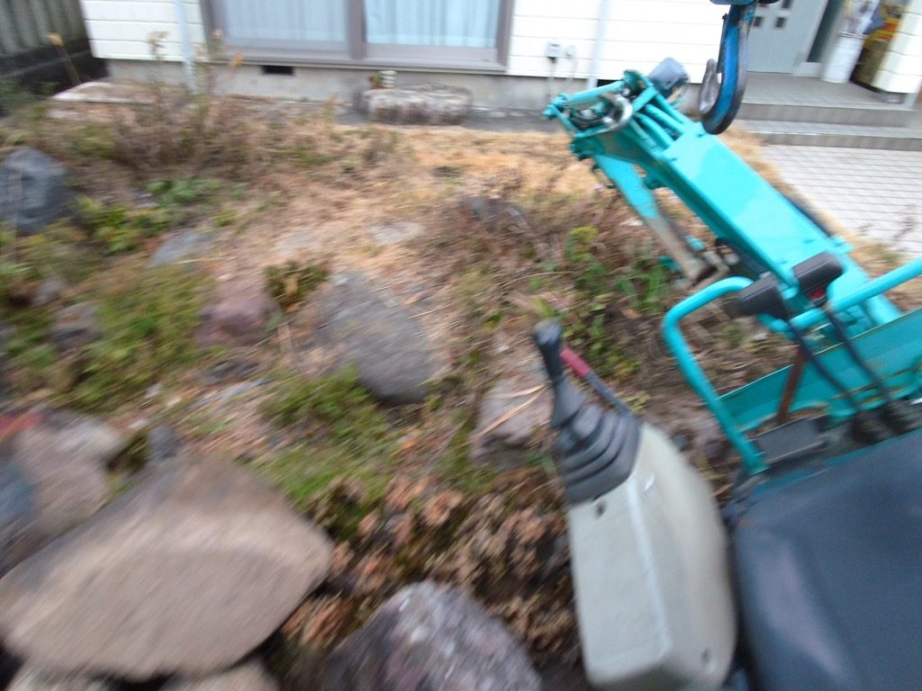 岐阜市庭解体・庭リフォーム工事 part2 ー揖斐川庭石センターblogー 2 動かしたら、バランス崩して、傾いて庭石に激突