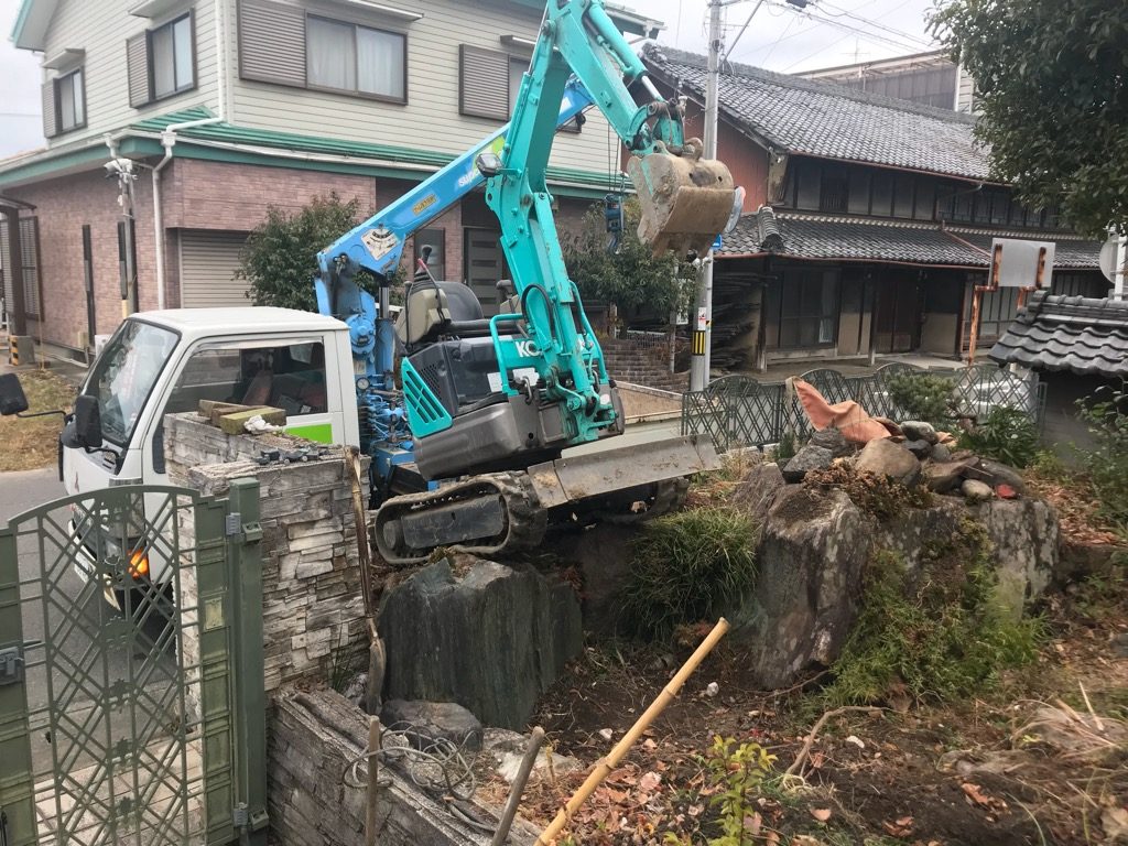 岐阜市庭解体・庭リフォーム工事 part2 ー揖斐川庭石センターblogー 1 ミニユンボを投入。足場の悪い所しかない