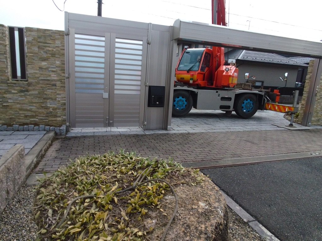 ゲート越しでの庭石移設。吊り上げるのも結構ギリギリ