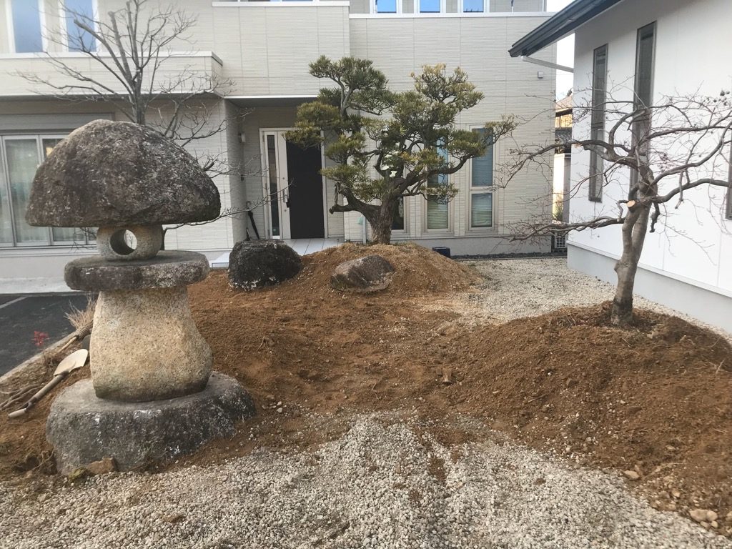 こちらの庭は、庭木や庭石の配置換え。２人で半日くらいで終了