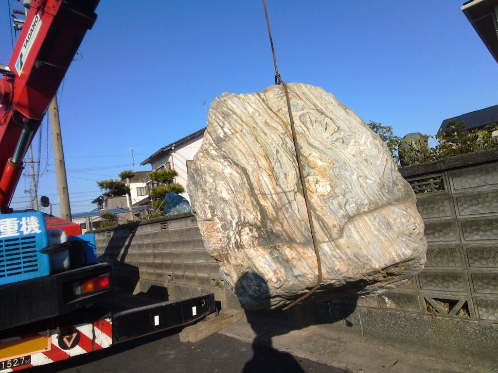 この庭石は、揖斐石の火打石(チャート)で2.5tありました。