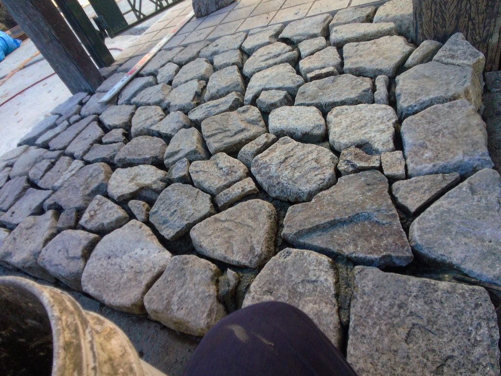 和良石を貼り終えました