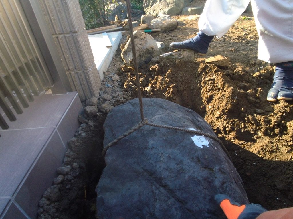 踏石を入り口の高さに合わせて据付ます