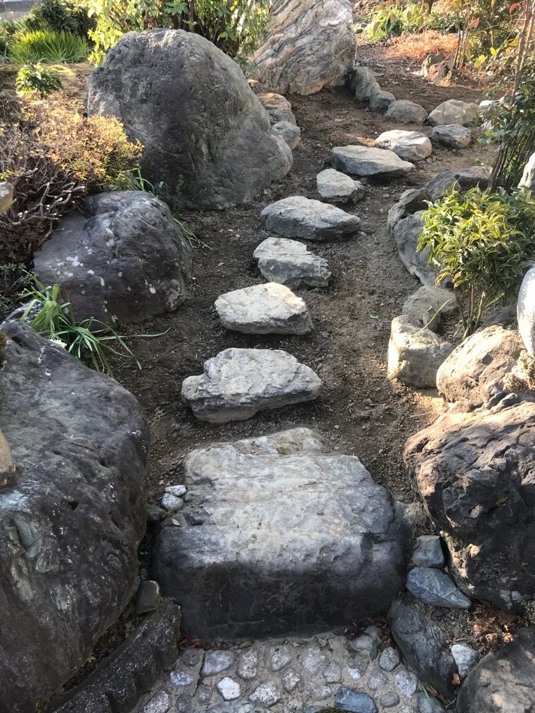 既存の飛石を再配置