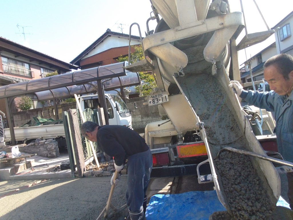 生コンを一輪車に入れています