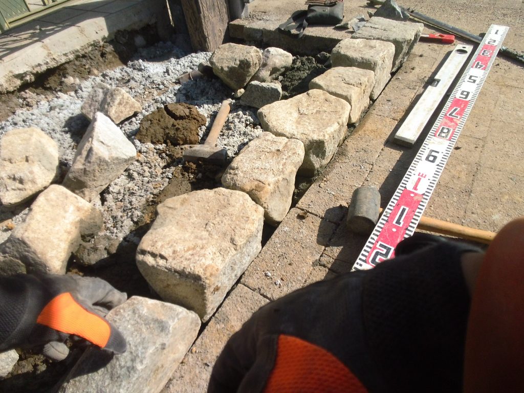 コの字に和良石を据え付けてから、中を貼り付けていきます