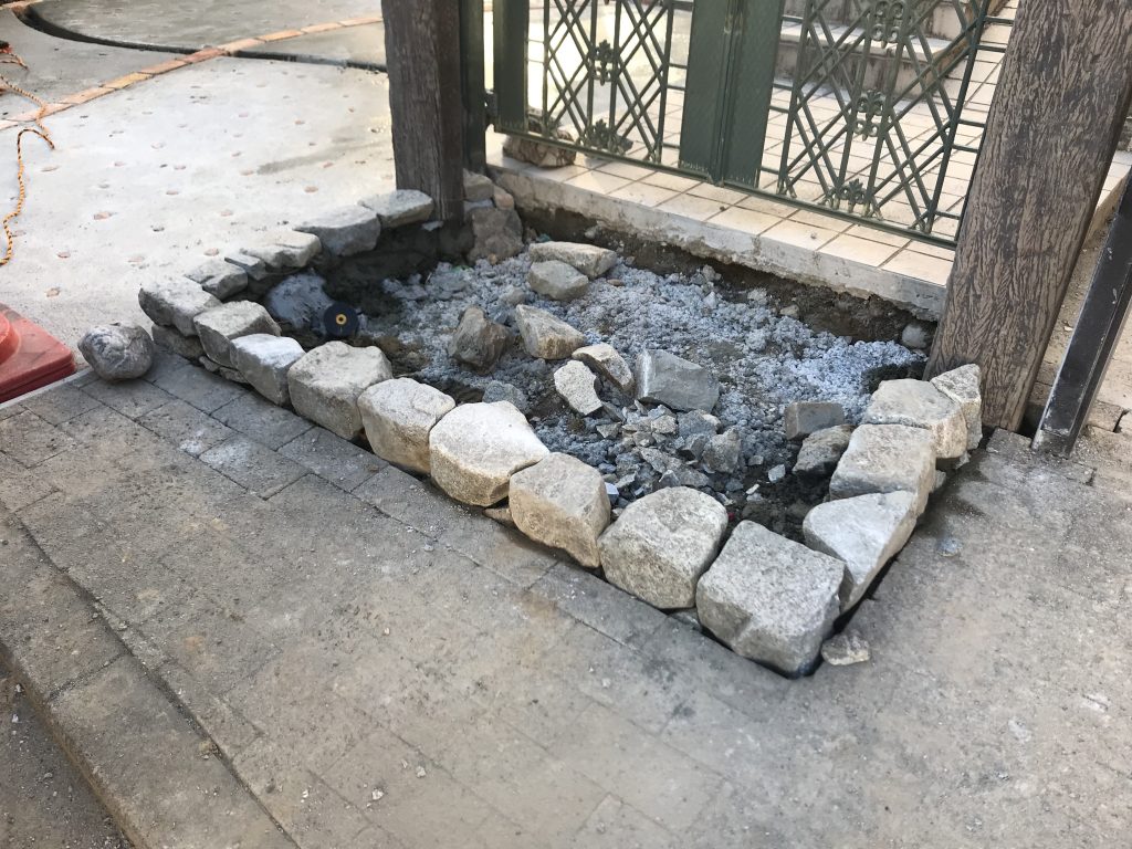 外枠の石貼り完成