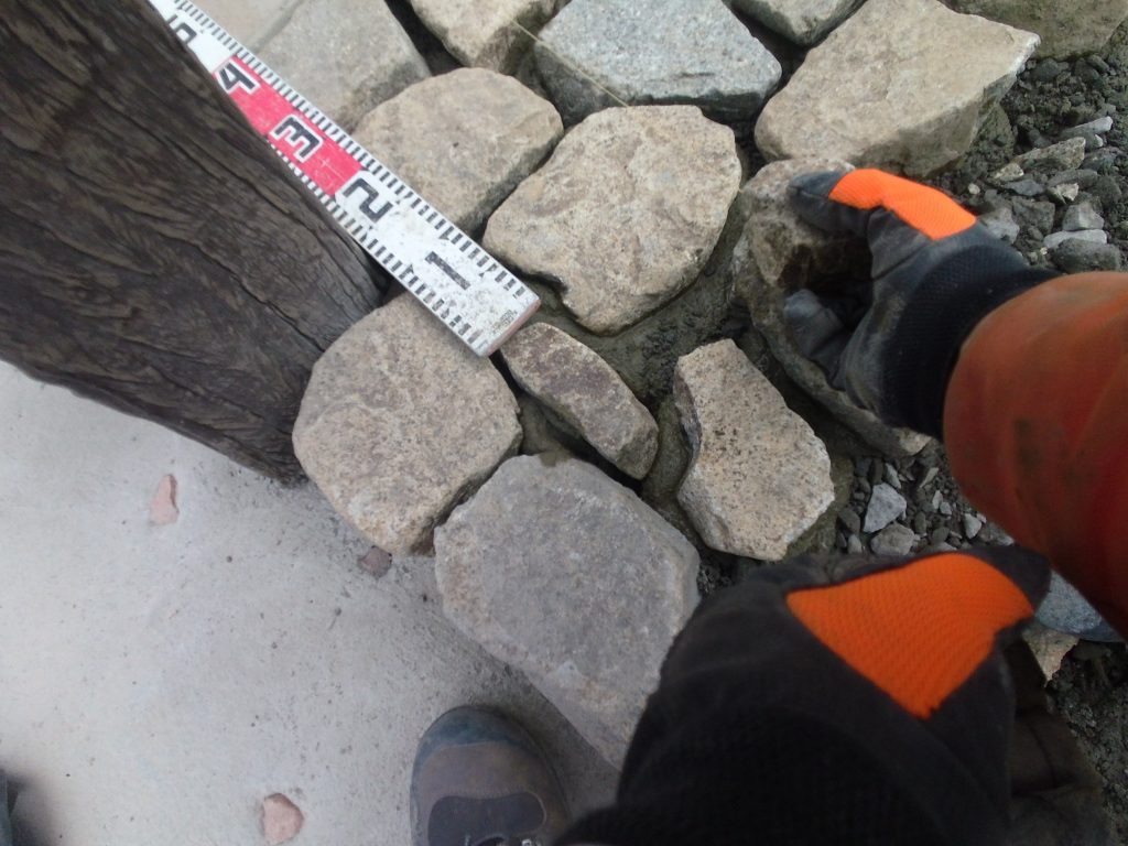 小さい隙間も石を詰めていきます