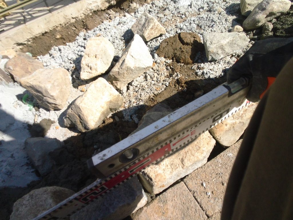 水平を見ながら、石の相端を見ながら据付ます