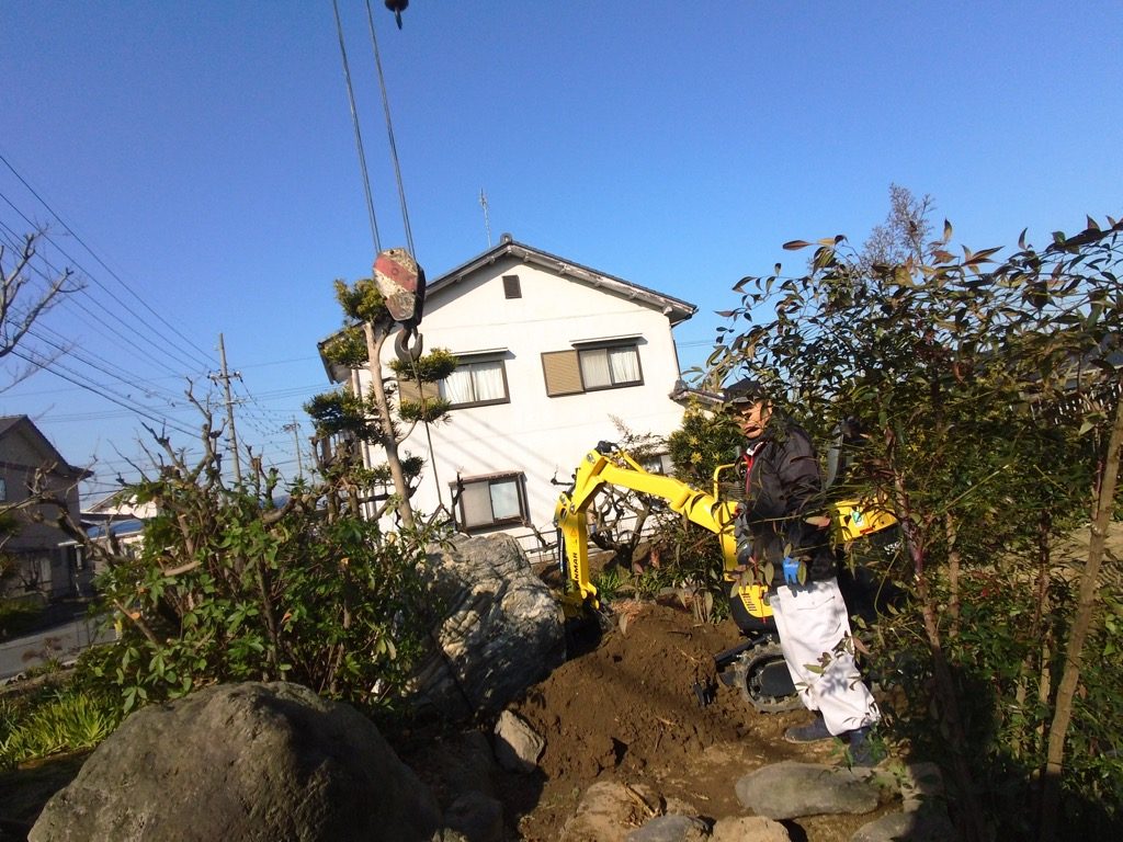 庭石を据える場所が決まったので、ミニユンボで穴を掘ります