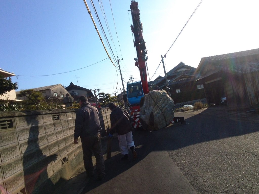 庭石を仮置きして、クレーン車を移動しました