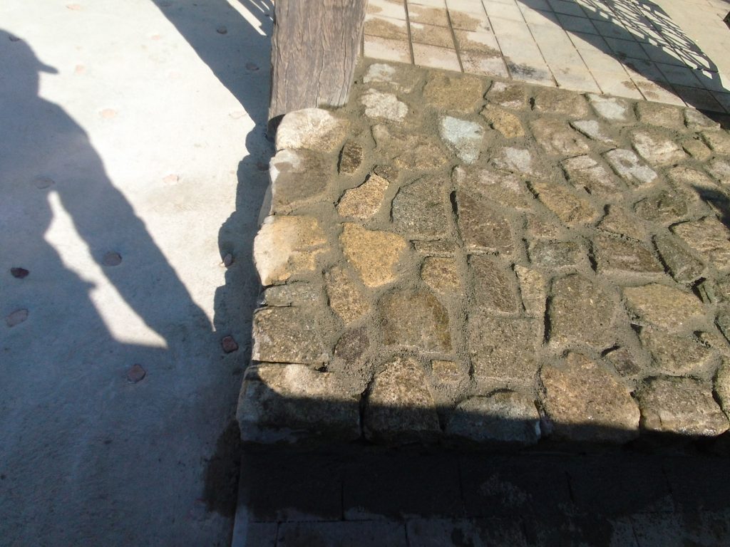 モルタルを水に浸したスポンジで拭き取ってます