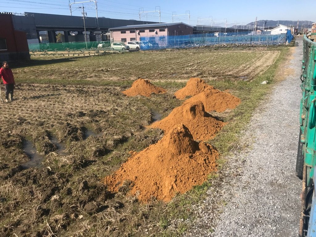サバ土の配達完了。早速、別の畑にある果樹を移植するそうです