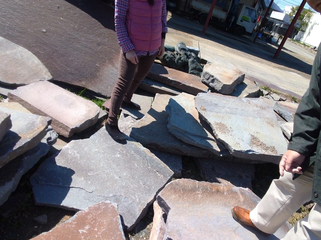 鉄平石の色合いや大きさをチェックしてます