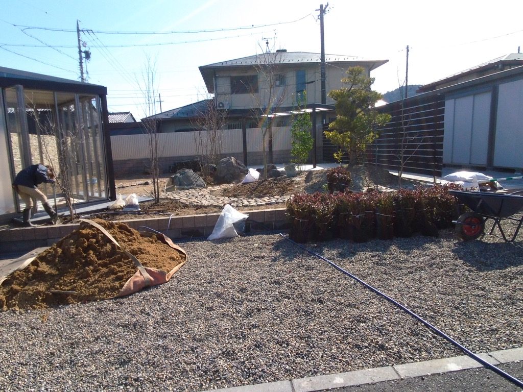 高木を植栽して、今度は低木・下草を植え込みます