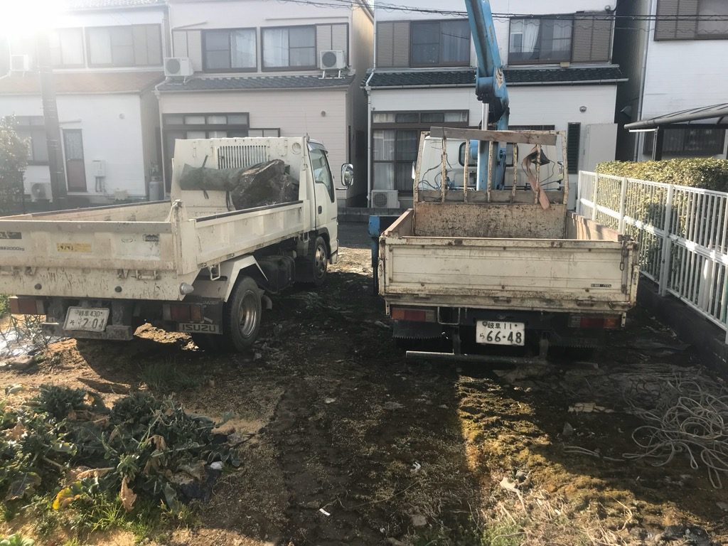 大垣市 庭石撤去工事 ー揖斐川庭石センターblogー 4 ここまでの道が狭いため、2tダンプと2tユニックで庭石を運びます
