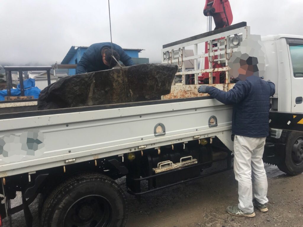 前回、いくつかカメラで撮っておいた沓脱石の写真を見て、今入っている現場に使おうと思われて、ご連絡いただきました。揖斐石の沓脱石です