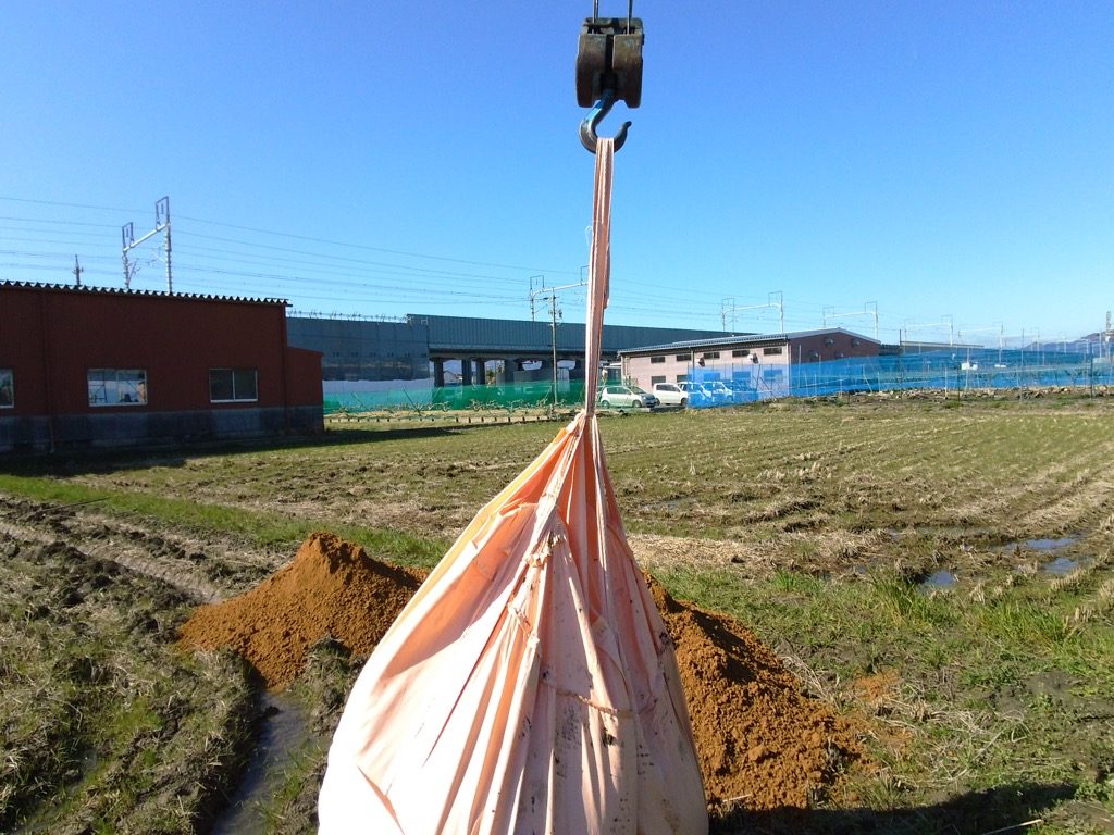 フレコンを反転させて、サバ土を出します