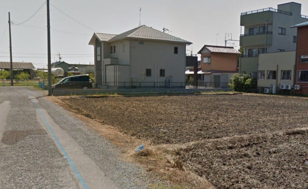 大垣市の方の田んぼの縁にサバ土を入れます