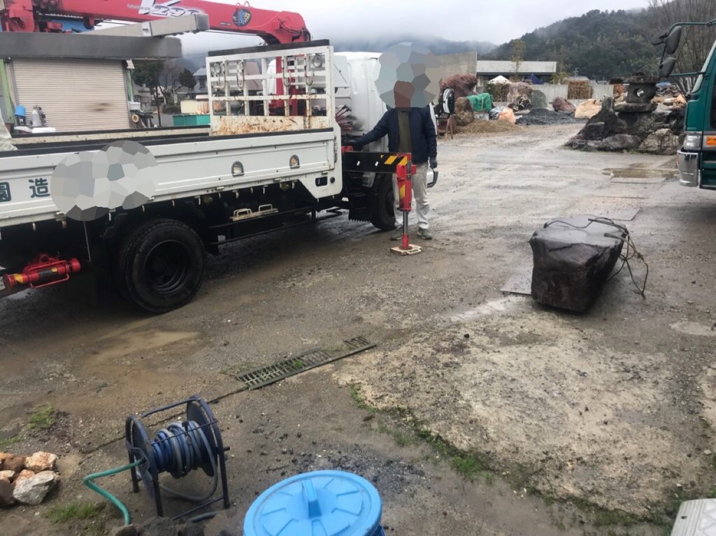 昨年、ひょうたんみたいな珍しい形をした根府川石の沓脱石をお買い上げいただいた京都の庭師さん。